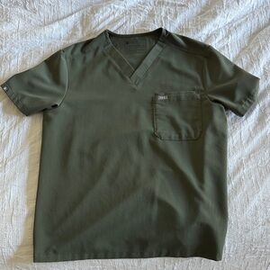 Figs Men's Leon Three-Pocket Scrub Top™ Olive